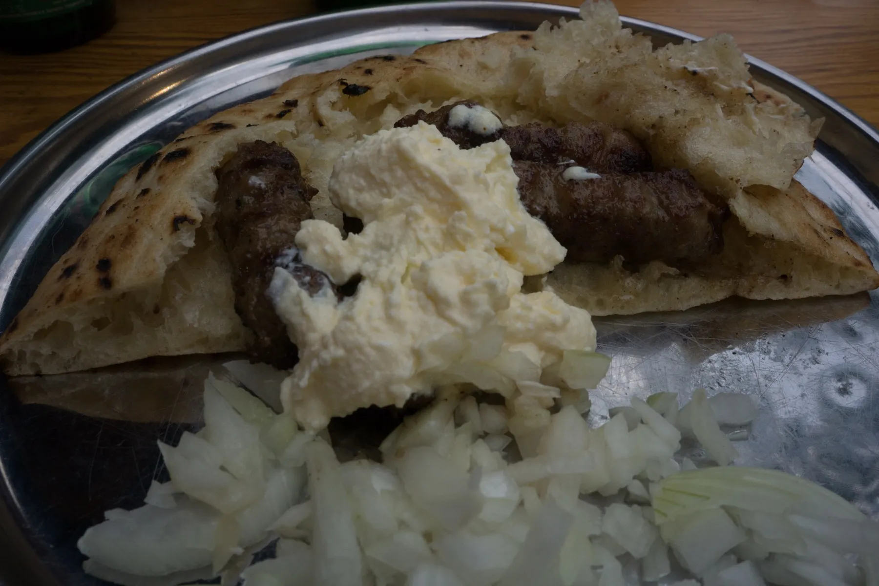 Ћевапи у сомуну са кајмаком и луком